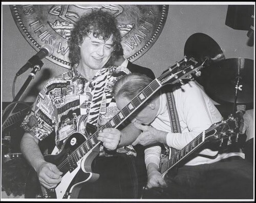 Jimmy Page so svojim Les Paulom...a Les Paulom, ktorý mu takýmto spôsobom vzdal svoj hold