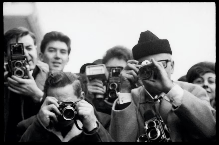 foto: Paul McCartney - slovenský fotograf a priateľ kapely Dežo Hoffmann (vpravo), v dave v Paríži