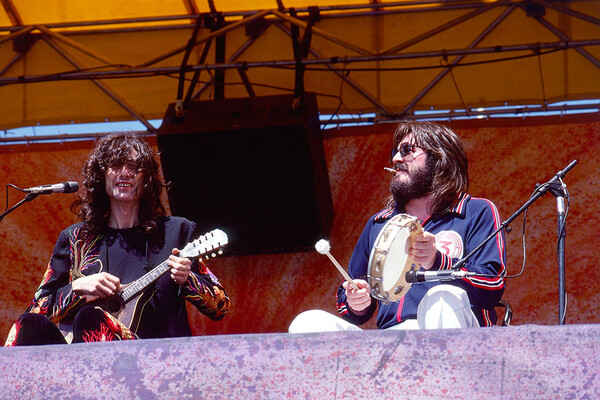 Na veľkosti nástroja niekedy naozaj nezáleží. Jimmy Page a John Bonham na koncerte v Oaklande, júl 1977 (foto: Baron Wolman)