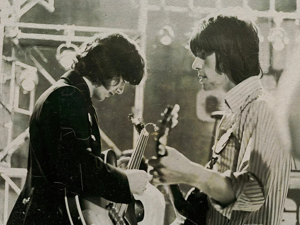 Jimmy Page a Jeff Beck v dobách The Yardbirds (Page ešte s basovou gitarou)