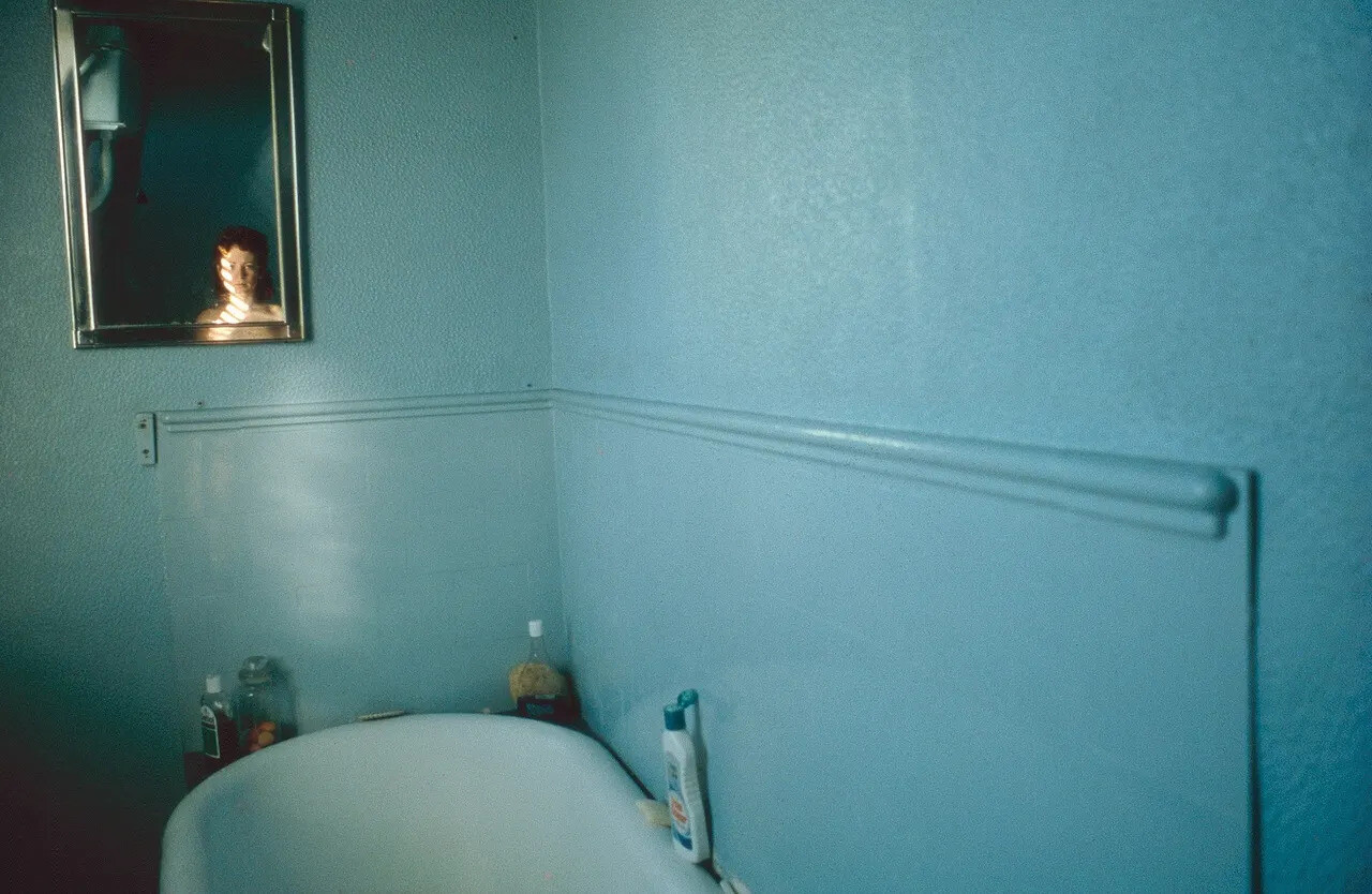 Nan Goldin, Self-portrait in blue bathroom, Londýn, 1980